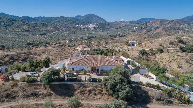 Spacious country villa for sale at Monda